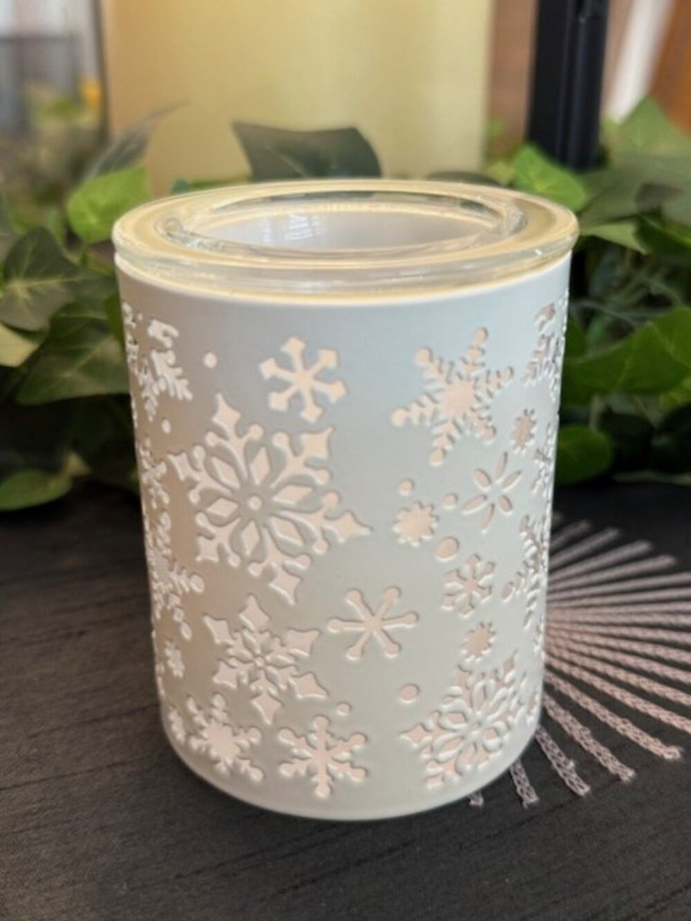 SCENTSY "Catching Snowflakes" Mini Plug-in Warmer - Picture 7 of 11